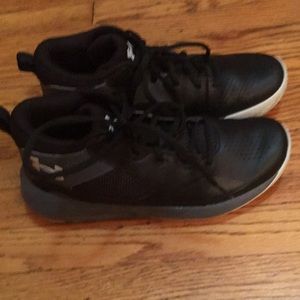 Under armour size 6 boys sneakers